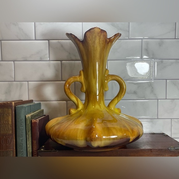 Vintage MCM Blue Mountain Pottery 2 Handle Vase Glossy Yellow & Brown Glaze - Picture 2 of 16